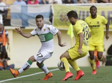 El centrocampista del Elche Victor Rodriguez y el defensa del Villarreal Jaume Costa.