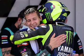 Fabio Quartararo celebra la victoria de carrera con Valentino Rossi. 
