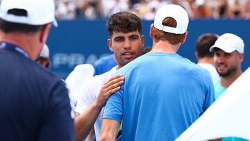 Carlos Alcaraz saluda a Jannik Sinner en Cincinnati.