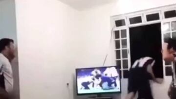 Aficionado se avienta por la ventana tras gol de su equipo