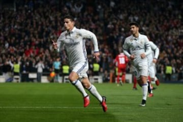 El delantero colombiano del Real Madrid, James Rodríguez, muestra su alegría tras marcar el primer gol ante el Sevilla 