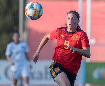 Eva Navarro: la de Yecla sabe lo que es superar las adversidades. Cuando era una de las grandes promesas del fútbol español varias lesiones de gravedad la apartaron. Pero Eva a vuelto a lo grande, tanto en La Roja como en el Atlético.