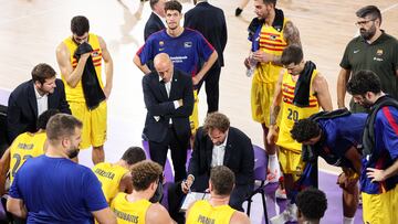 Roger Grimau, entrenador del Barcelona, da instrucciones a sus jugadores en un tiempo muerto del partido ante el Zunder Palencia.