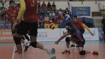 Imagen de los jugadores de la selección española de Voleibol durante un partido.