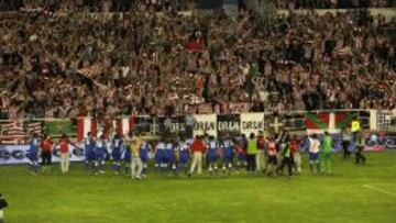 ÉXTASIS. Los leones desataron la fiesta a la conclusión del partido de Vallecas tras clasificarse.