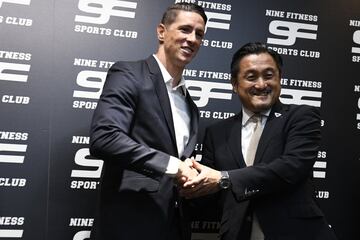 Fernando junto a Minoru Takehara, presidente del Sagan Tosu. 