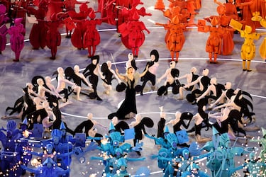 Matilda De Angelis actúa con los artistas vestidos como símbolos de la imaginación y la creatividad italiana durante la ceremonia inaugural de los Juegos Olímpicos de Invierno Milán-Cortina en el Estadio San Siro.