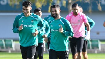 Isco, junto a Marc Roca.