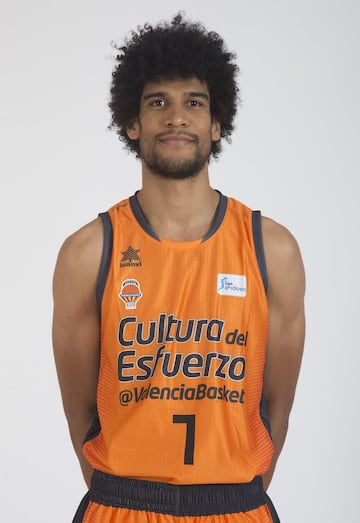 Pívot - 2,08 - 26 años.
El francés fue elegido en el draft 2014 en el puesto 57 por Indiana Pacers (aunque sus derechos NBA pertenecen a New York Knicks). Versátil y con buena mano, tiene un gran futuro con la selección de su país. Llama la atención por su pelo. Con el Estrasburgo, jugó dos partidos contra el Estudiantes y dejó muy buenas sensaciones.
