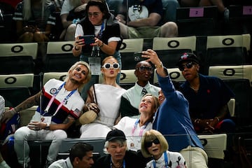 El actor y bailarín Frankie Grande junto a las cantantes Ariana Grande y Cynthia Erivo se toman un selfie mientras esperan la aparición en pista de la gimnasta Simone Biles.