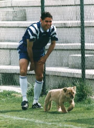 Curiosa imagen de Hierro con un cachorro de león, durante un entrenamiento del Real Madrid.  