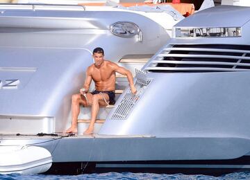 El relax de Cristiano: un barco en Formentera con sus amigos