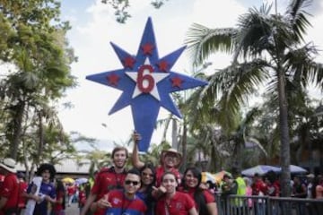 Hinchas del Medellín prendieron la fiesta del fútbol colombiano en los alrededores del Atanasio Girardot.