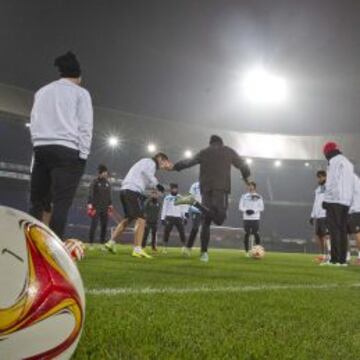 El Sevilla sintió el cambio de temperaturas tras bajarse del avión y corroborar que los cinco grados de Rotterdam no se asemejaban a los 18 de Sevilla. El entrenamiento realizado en el estadio De Kuip no despejó grandes dudas sobre cuál será el once sevillista, pero evidenció que el frío ya condicionaba a unos jugadores incluso sorprendidos.