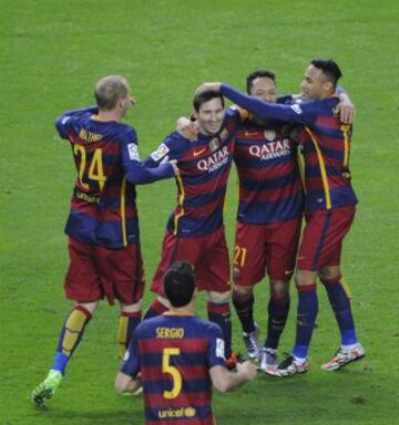 Messi celebrando con sus compañeros su gol 300