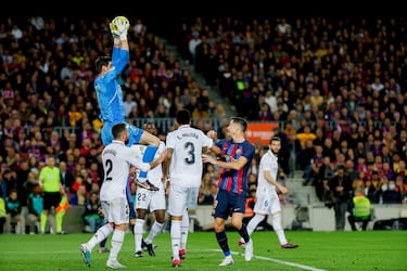Thibaut Courtois bloquea el balón elevándose por encima de su defensa.