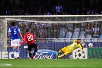 Claudio Bravo le para un penalti a Van Persie.