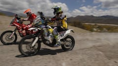 El espa&ntilde;ol Iv&aacute;n Cervantes de KTM (i) y el italiano Maurizio Gerini de Husvarna en el Dakar.