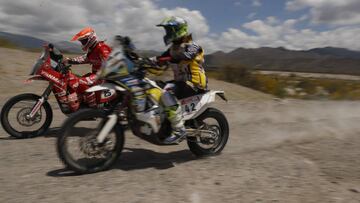 El espa&ntilde;ol Iv&aacute;n Cervantes de KTM (i) y el italiano Maurizio Gerini de Husvarna en el Dakar.