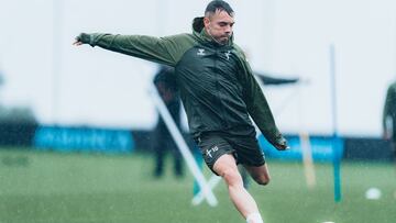 Iago Aspas golpea el balón durante un entrenamiento del Celta en las instalaciones de Afouteza.