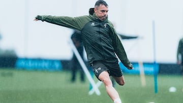 Iago Aspas golpea el balón durante un entrenamiento del Celta en las instalaciones de Afouteza.