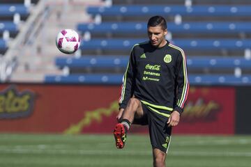 El entonces juvenil de Toluca recibió un llamado sorpresivo a la Selección Mexicana en septiembre de 2016, aún cuando no había disputado ni un minuto en ese torneo. Jugó dos amistosos y no volvió a ser convocado por Juan Carlos Osorio.  