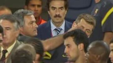 <b>LA ACCIÓN DE LA POLÉMICA. </b>El portugués mete el dedo en el ojo derecho de Tito Vilanova.