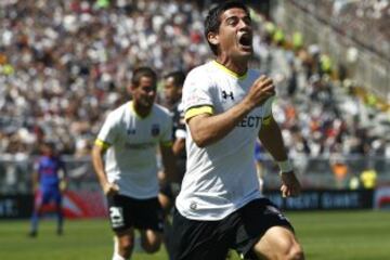 El jugador de Colo Colo Julio Barroso, derecha, celebra su gol contra Universidad de Chile durante el partido de primera division disputado en el estadio Monumental de Santiago, Chile.