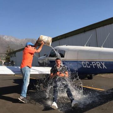 Allan Luttecke tras su primer vuelo solo.