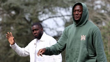 Dayot Upamecano e Ibrahima Konaté llegando a una concentración de la Selección Francesa.