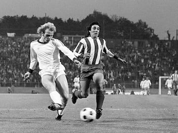 El central argentino firmó por el Atlético de Madrid en 1973, procedente de San Lorenzo de Almagro. El "Cacho" Heredia fue un central contundente que dejó gran recuerdo en la afición rojiblanca. En 1977 se marchó al Paris Saint-Germain donde jugó 2 temporadas. 