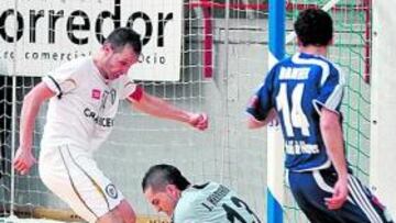 Jesús agarra el balón ante Kita.