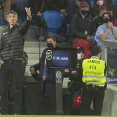 Imanol intentó levantar el ánimo del vestuario tras el derbi