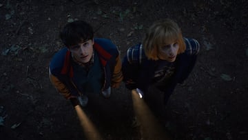 STRANGER THINGS. (L to R) Noah Schnapp as Will Byers and Maya Hawke as Robin Buckley in STRANGER THINGS. Cr. Courtesy of Netflix © 2025