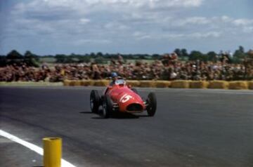 En 1952 el rojo llegó a Ferrari para convertirse en su seña de identidad. En la imagen, el piloto Alberto Ascari conduciendo en el GP de Gran Bretaña el Ferrari 500/F2.