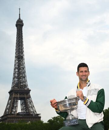 El tenista serbio de 36 años hizo historia tras conseguir ayer su 23º título de Grand Slam tras ganar a Casper Ruud en la final de Roland Garros. Hoy, ha posado con el trofeo en la ciudad de París, como es tradición. 