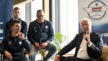 Alaphilippe mira a su jefe, Patrick Lefevere, en la rueda de prensa previa a Omloop.