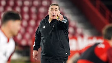 Sandoval, dando instrucciones en un entrenamiento.