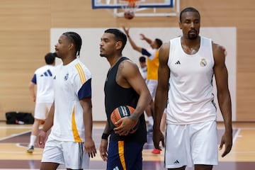 Dennis Smith Jr, Xavier Rathan-Mayes y Serge Ibaka, en el entrenamiento de este mircoles.