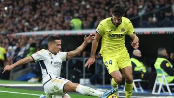 MADRID, 17/12/2023.- El defensa del Villarreal Alfonso Pedraza (d) con el balón ante el defensa del Real Madrid Lucas Vázquez durante el partido de la jornada 17 de Liga en Primera División que Real Madrid y Villarreal CF disputan hoy domingo en el estadio Santiago Bernabéu. EFE/Kiko Huesca