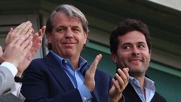 “El propietario del Chelsea intenta jugar al Football Manager”