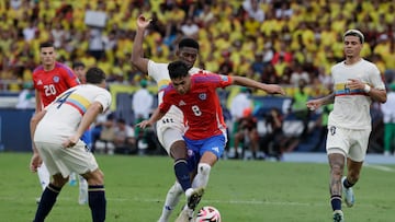 AMDEP8796. BARRANQUILLA (COLOMBIA), 15/10/2024.- Jefferson Lerma (atrás) de Colombia disputa el balón con Darío Osorio de Chile este martes, en un partido de las eliminatorias sudamericanas para el Mundial de 2026, en el estadio Metropolitano en Barranquilla (Colombia). EFE/ Carlos Ortega
