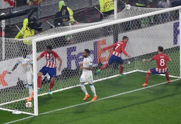 0-2. Antoine Griezmann celebró el segundo gol.