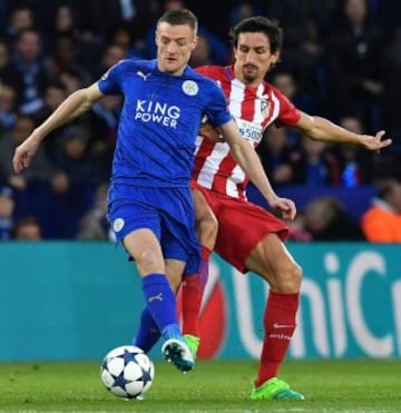 Jamie Vardy ante Stefan Savic.