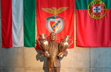 Estatua de bronce ubicada en la puerta 18 del Estadio Da Luz en honor a Bèla Guttmann en el 110 aniversario del club.