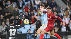 VIGO (PONTEVEDRA), 30/12/2022.- El delantero noruego del Celta Jorgen Larsen (c)  pelea un balón con el defensa del Sevilla Kike Salas (d) y con el portero Yassine Bounou durante un partido de Liga en Primera División. EFE/Salvador Sas