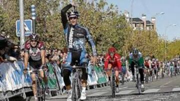 <b>PISTOLA EN MANO. </b>Contador celebra su triunfo en Boadilla.