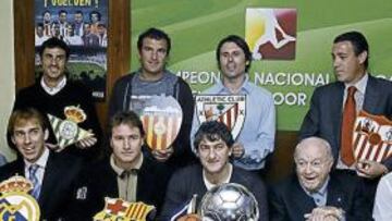 <b>PREPARADOS. </b>Arriba, de izquierda a derecha: Jaime, Camarasa, Alkorta y Martagón. Abajo: Quique Ramos, Martín Vázquez, Juan Carlos, Lasa, Di Stéfano y Fran.