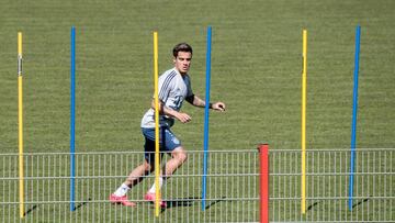 06 April 2020, Bavaria, Munich: Philippe Coutinho of FC Bayern Munich trains on the one pitch at the FC Bayern training ground on S&auml;bener Stra&szlig;e. The professionals of FC Bayern Munich will start training in small groups on this day. Photo: Matt