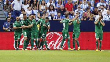 GRA280. M&Aacute;LAGA, 15/10/2017.- Los jugadores del CD Legan&eacute;s celebran el primer gol del equipo madrile&ntilde;o durante el encuentro correspondiente a la octava jornada de primera divisi&oacute;n que disputan esta tarde frente al M&aacute;laga CF en el estadio de La Rosaleda, en M&aacute;laga. EFE/Carlos D&iacute;az.